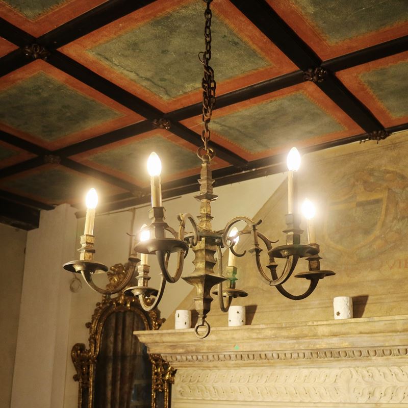 Lampadario a sei luci in bronzo  (Italia, XIX - XX sec.)  - Asta Gli Arredi di Villa "Le Marchesane" - San Luca Casa d'Aste