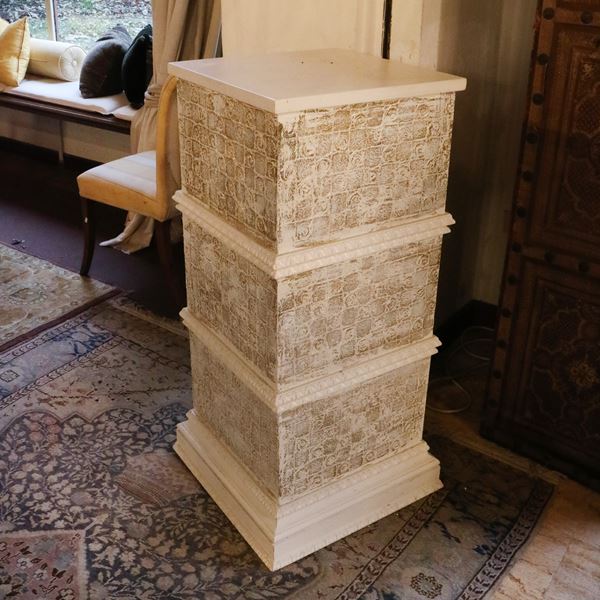 ♦ Base in legno laccato e parzialmente dorato