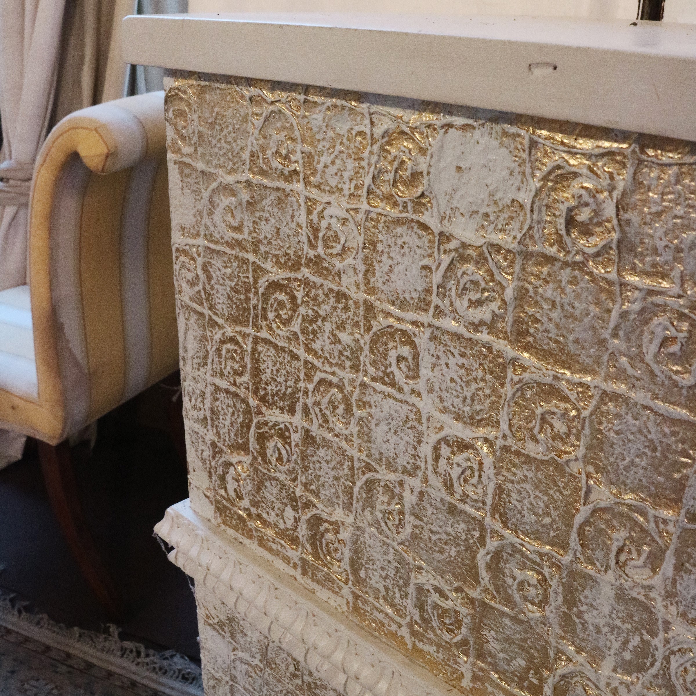 ♦ Base in legno laccato e parzialmente dorato