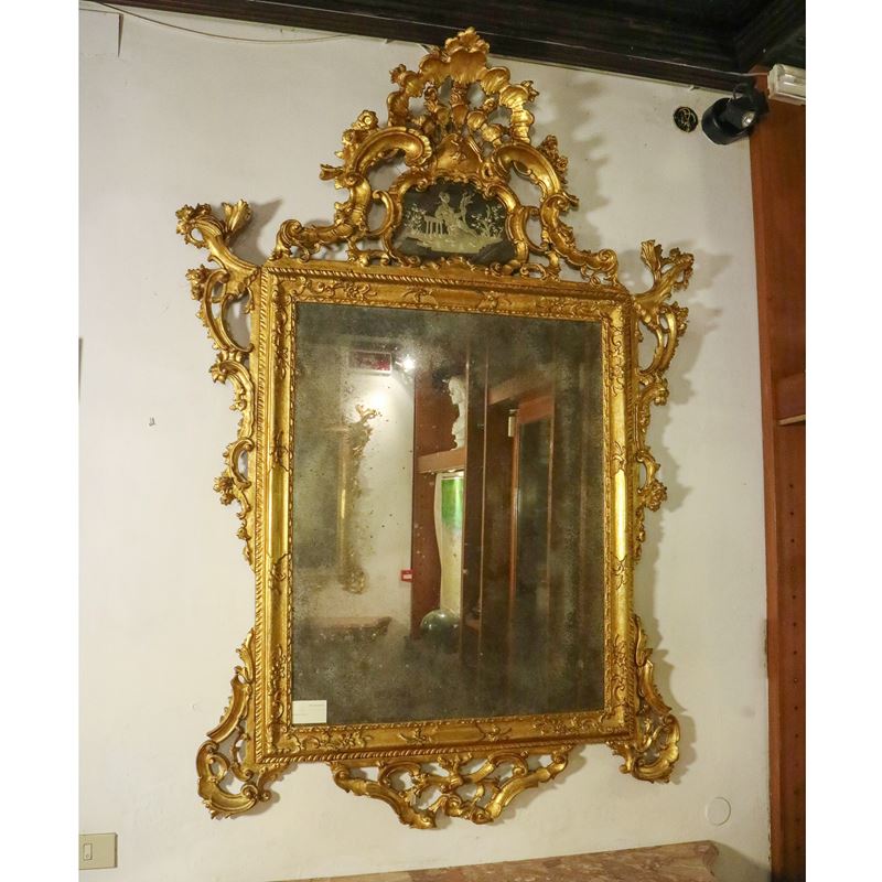 ♦ Grande specchiera in legno dorato  (Italia, XX sec.)  - Asta Gli Arredi di Villa "Le Marchesane" - San Luca Casa d'Aste