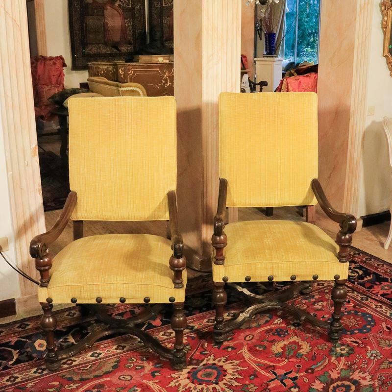 Coppia di poltrone in noce  (Italia, XVIII-XIX sec.)  - Asta Gli Arredi di Villa "Le Marchesane" - San Luca Casa d'Aste