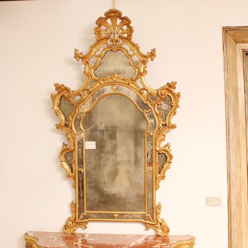 ♦ Specchiera in legno dorato  (Italia, XX sec.)  - Asta Gli Arredi di Villa "Le Marchesane" - San Luca Casa d'Aste
