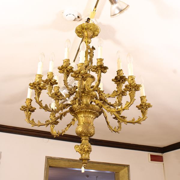 Lampadario a sedici luci in bronzo dorato