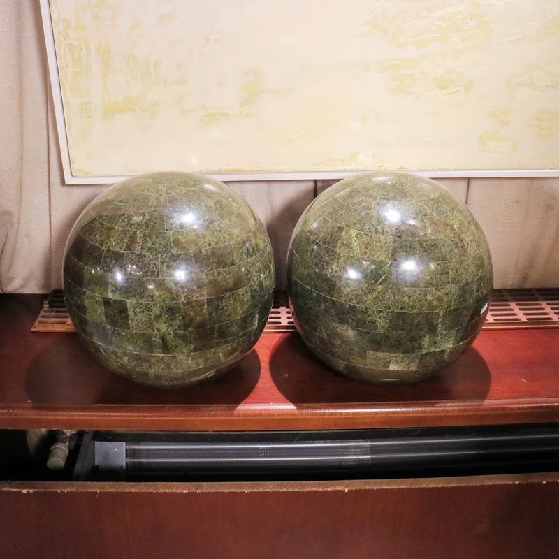 Coppia di sfere ricoperte in marmo verde  (Italia, XX sec.)  - Asta Gli Arredi di Villa "Le Marchesane" - San Luca Casa d'Aste