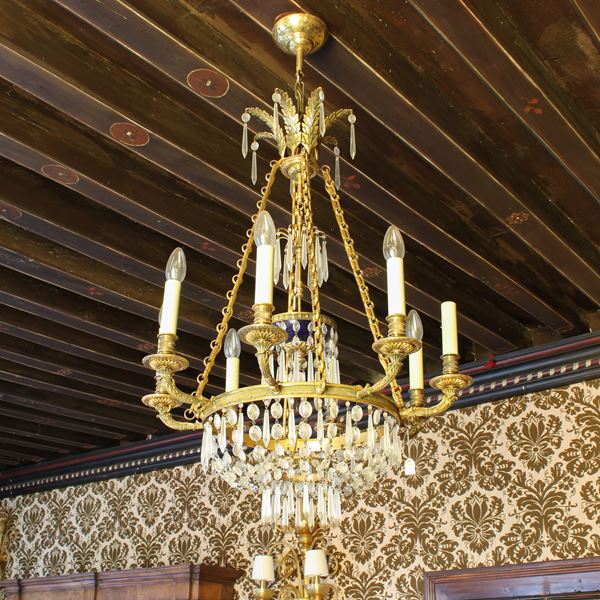 Lampadario a otto luci in bronzo