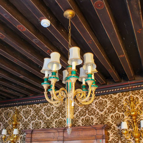 Lampadario a otto luci in bronzo