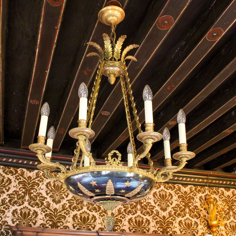 Lampadario a otto luci in bronzo  (Francia, XX sec.)  - Asta Gli Arredi di Villa "Le Marchesane" - San Luca Casa d'Aste
