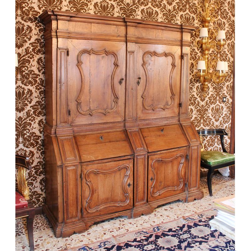 Mobile da parete in noce  (Italia, XVIII sec.)  - Asta Gli Arredi di Villa "Le Marchesane" - San Luca Casa d'Aste