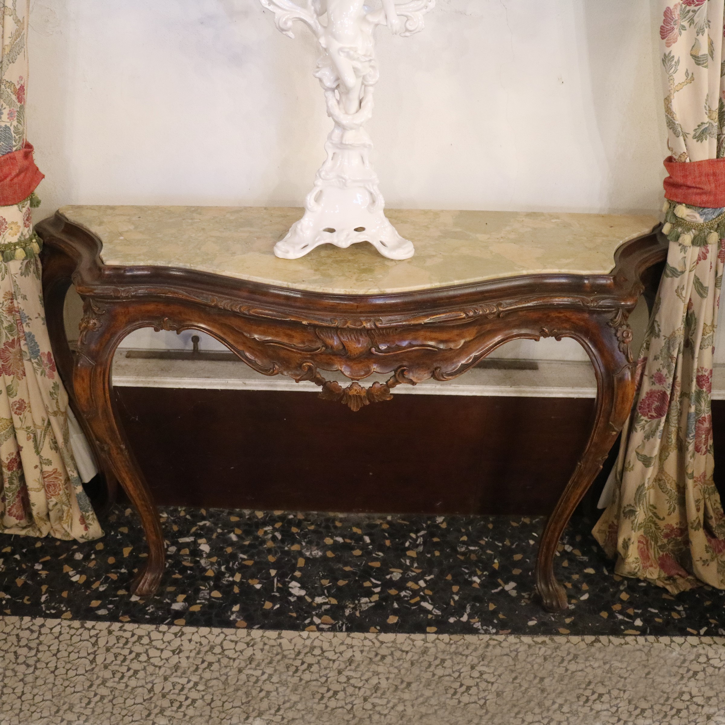 ♦ Coppia di consolles in noce