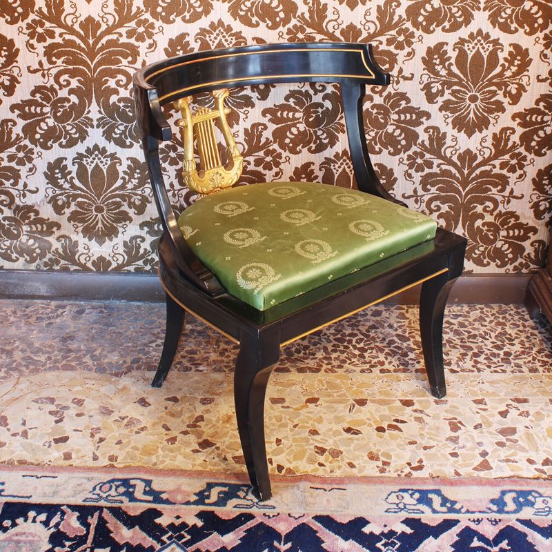 ♦ Poltrona in legno ebanizzato e dorato  (Italia, XX sec.)  - Asta Gli Arredi di Villa "Le Marchesane" - San Luca Casa d'Aste