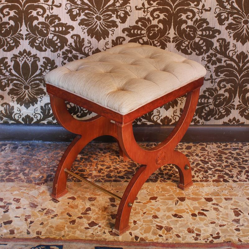 Pouf in legno laccato  (Italia, XX sec.)  - Asta Gli Arredi di Villa "Le Marchesane" - San Luca Casa d'Aste