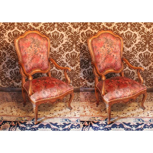 ♦ Coppia di poltrone in legno