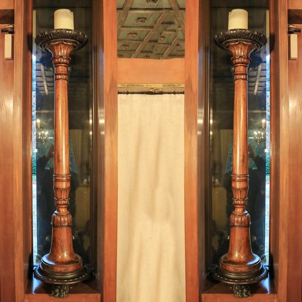 Coppia di torcieri in legno di noce