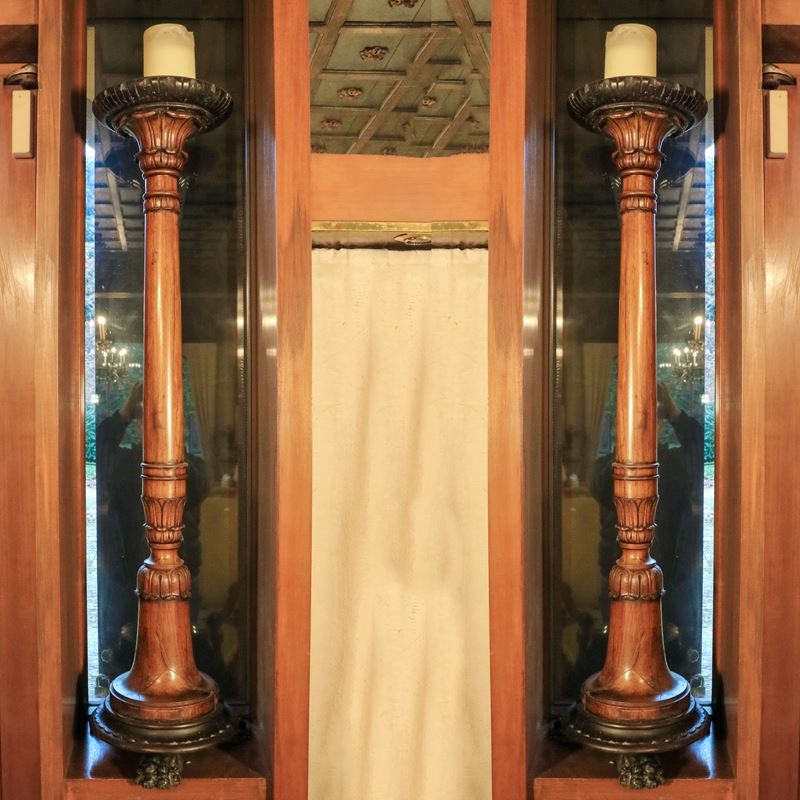 Coppia di torcieri in legno di noce  (Italia, XIX sec.)  - Asta Gli Arredi di Villa "Le Marchesane" - San Luca Casa d'Aste