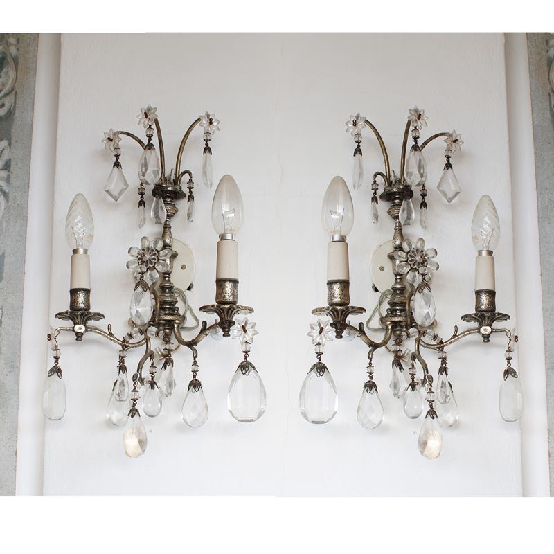 Coppia di appliques a due luci in metallo argentato  (Italia, XX sec.)  - Asta Gli Arredi di Villa "Le Marchesane" - San Luca Casa d'Aste