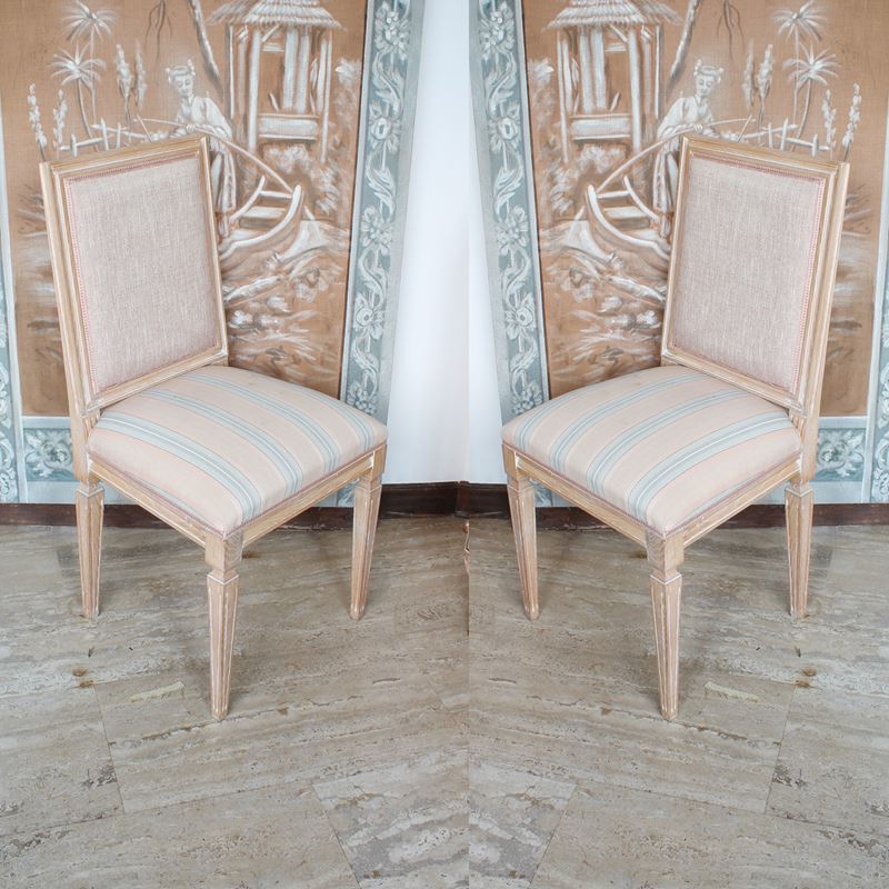 ♦ Coppia di sedie in legno decapato  (Italia, XX sec.)  - Asta Gli Arredi di Villa "Le Marchesane" - San Luca Casa d'Aste