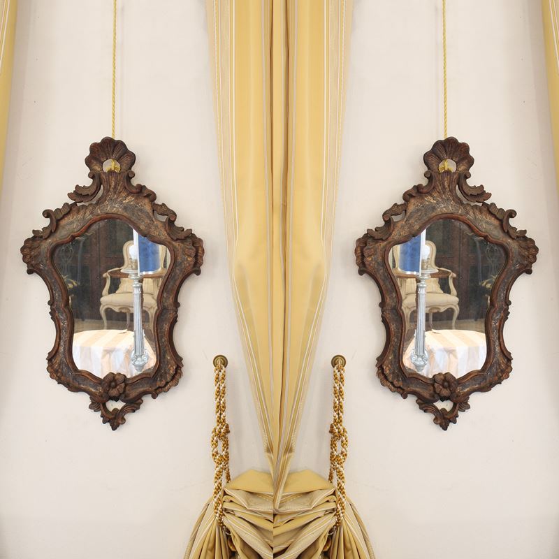 Coppia di specchiere in legno laccato  (Italia, XX sec.)  - Asta Gli Arredi di Villa "Le Marchesane" - San Luca Casa d'Aste