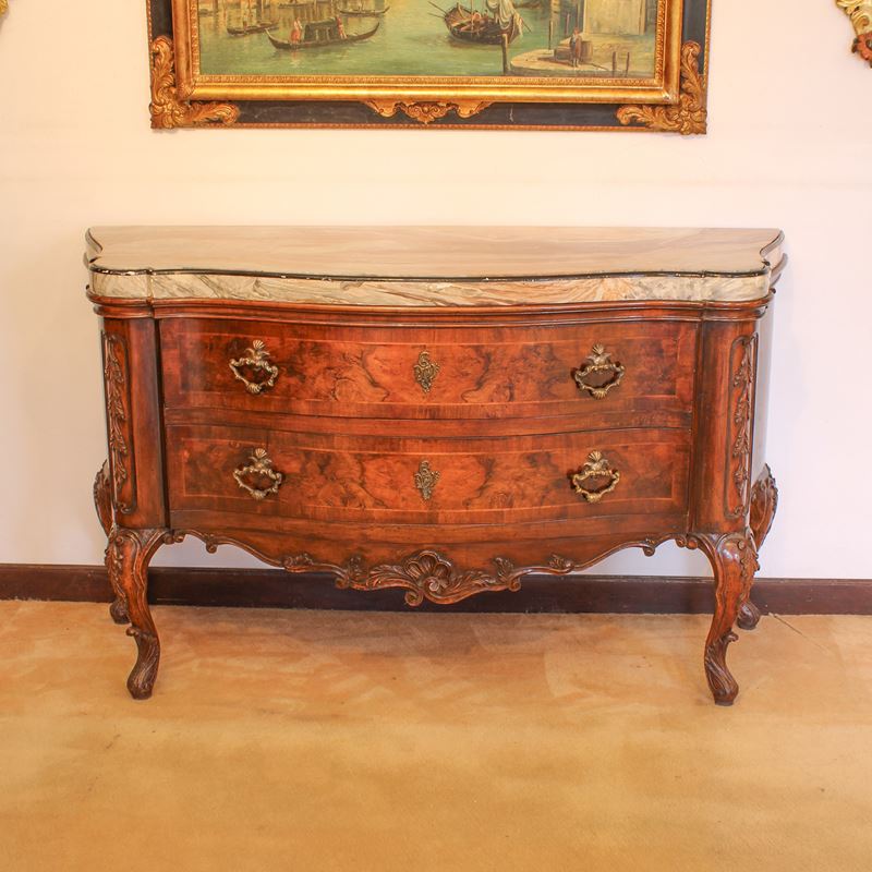 ♦ Cassettone in noce  (Italia, XX sec.)  - Asta Gli Arredi di Villa "Le Marchesane" - San Luca Casa d'Aste