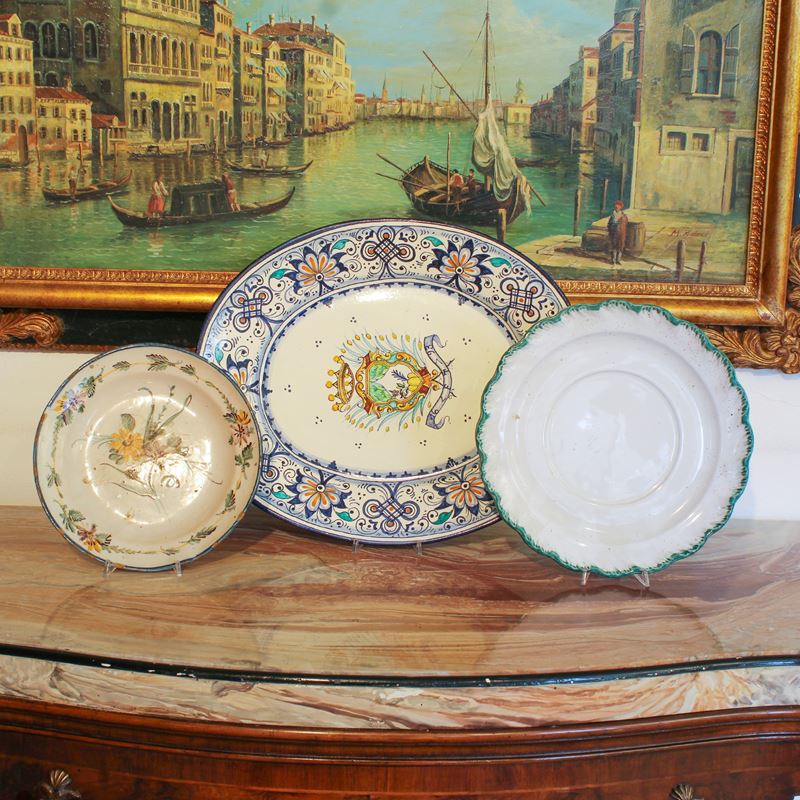 Tre piatti in ceramica  (Italia, XX sec.)  - Asta Gli Arredi di Villa "Le Marchesane" - San Luca Casa d'Aste