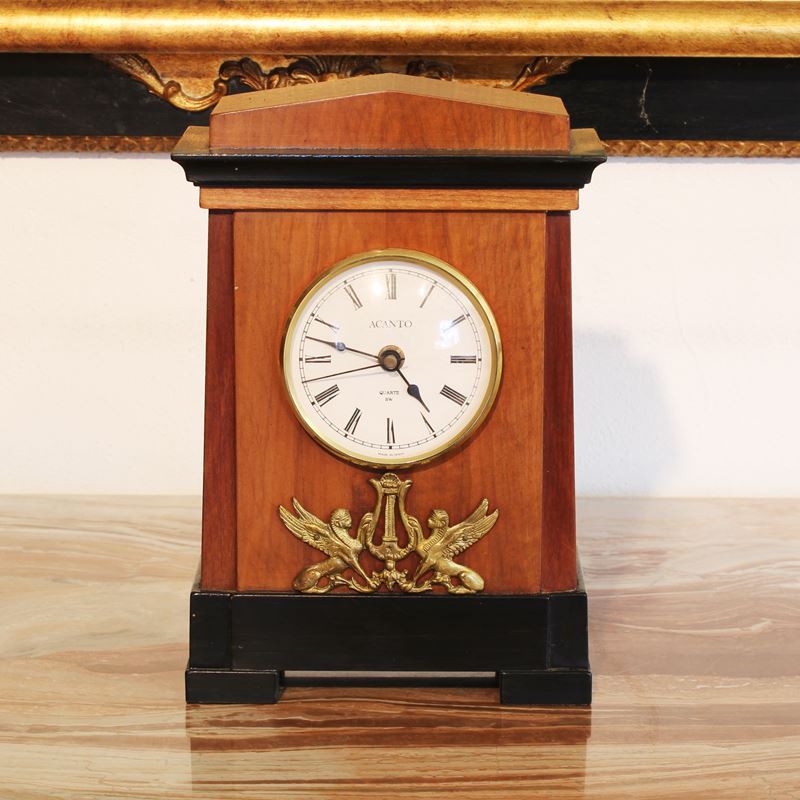 Orologio da tavolo in legno  (Italia, XX sec.)  - Asta Gli Arredi di Villa "Le Marchesane" - San Luca Casa d'Aste
