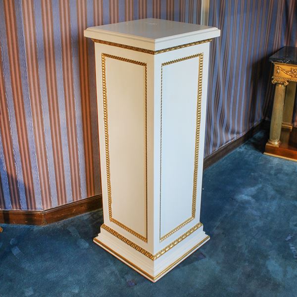♦ Colonna in legno laccato e dorato