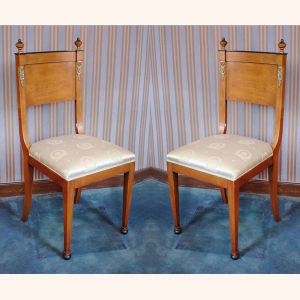 ♦ Coppia di sedie in legno