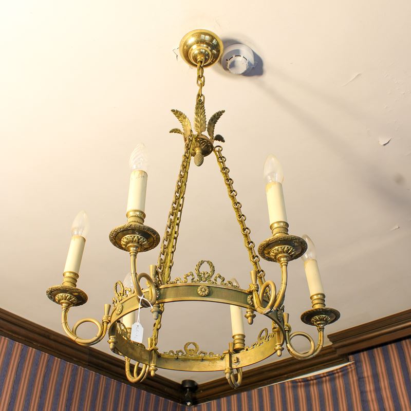 Lampadario a sei luci in bronzo  (Francia, XX sec.)  - Asta Gli Arredi di Villa "Le Marchesane" - San Luca Casa d'Aste