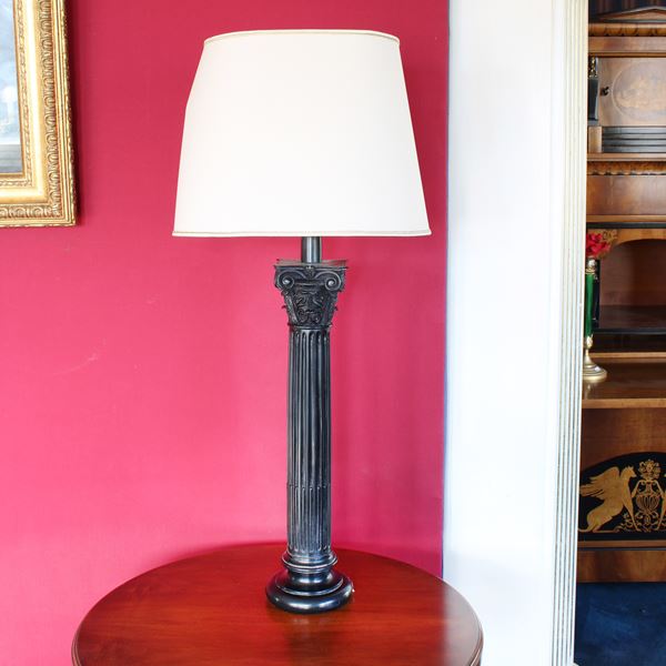 Lampada da tavolo in resina