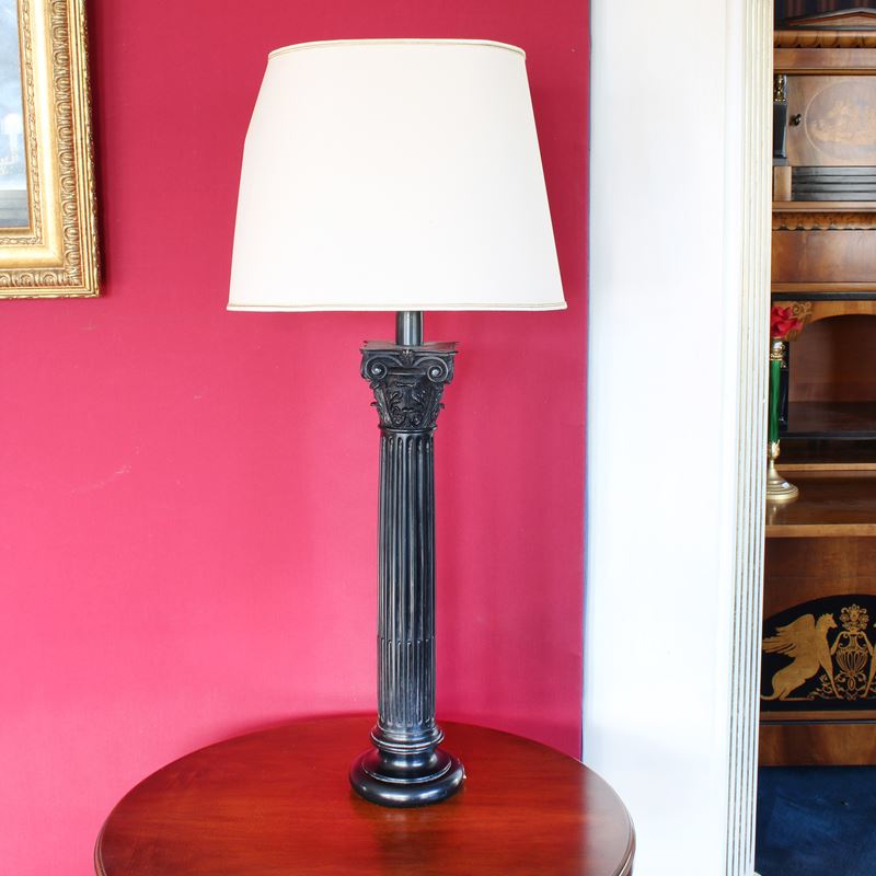 Lampada da tavolo in resina  (Italia, XX sec.)  - Asta Gli Arredi di Villa "Le Marchesane" - San Luca Casa d'Aste