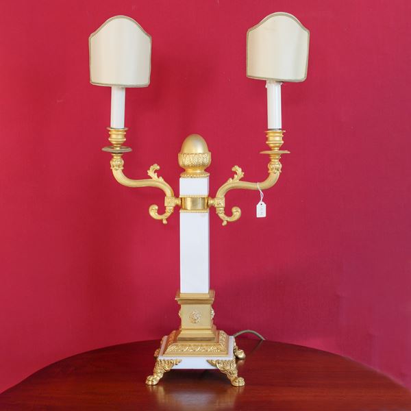 Candelabro a due luci in bronzo dorato e marmo