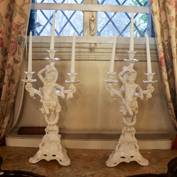♦ Coppia di candelabri a tre luci in ceramica bianca