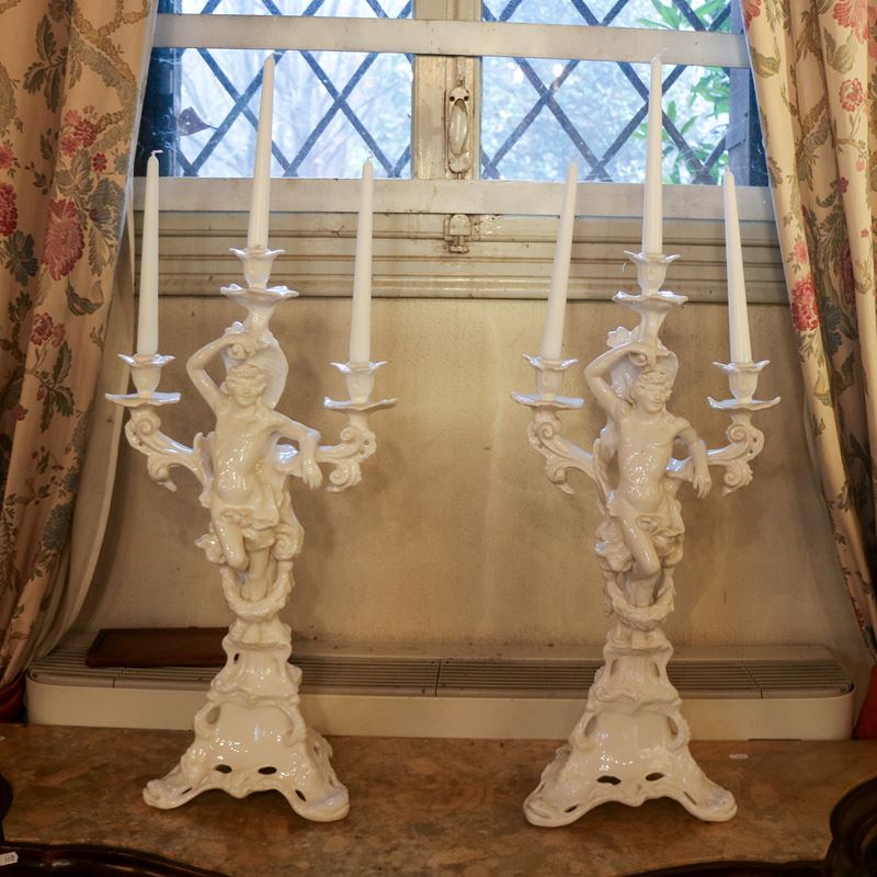 ♦ Coppia di candelabri a tre luci in ceramica bianca  (Nove, Bassano, XX sec.)  - Asta Gli Arredi di Villa "Le Marchesane" - San Luca Casa d'Aste