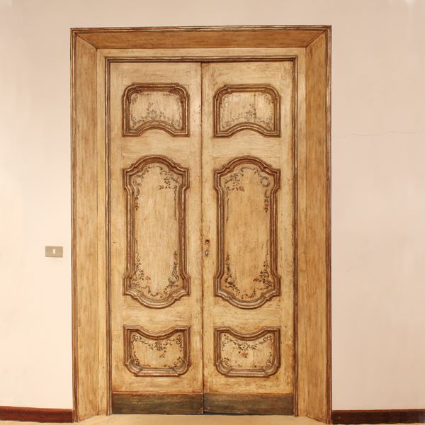 ♦ Coppia di porte in legno laccato