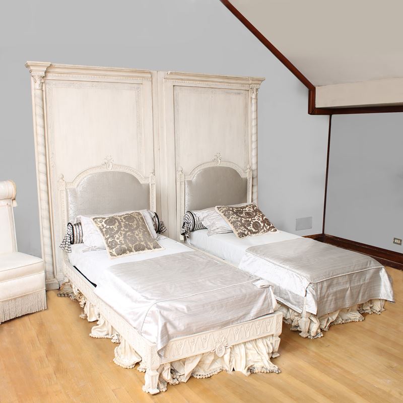 ♦ Coppia di letti singoli in legno laccato  (Italia, XX sec.)  - Asta Gli Arredi di Villa "Le Marchesane" - San Luca Casa d'Aste