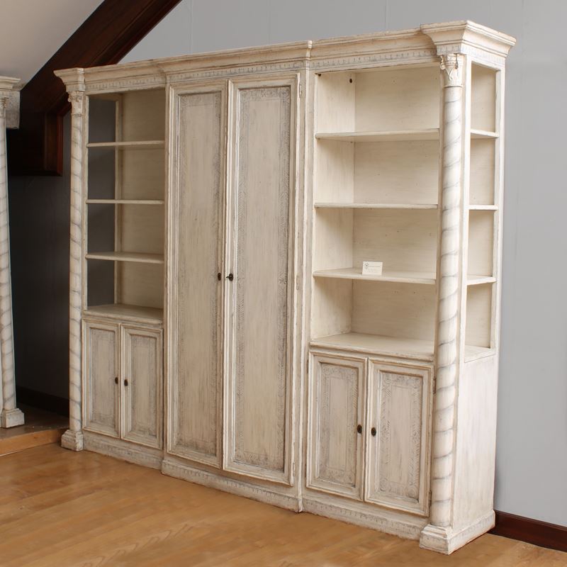 ♦ Libreria in legno laccato  (Italia, XX sec.)  - Asta Gli Arredi di Villa "Le Marchesane" - San Luca Casa d'Aste