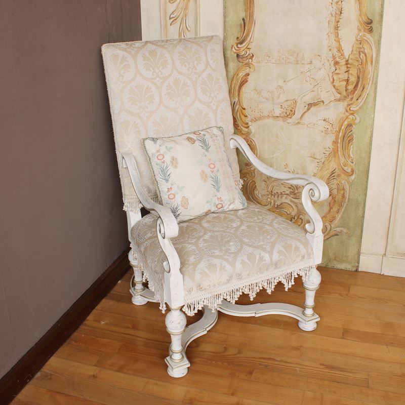 ♦ Poltrona in legno laccato e dorato  (Italia, XX sec.)  - Asta Gli Arredi di Villa "Le Marchesane" - San Luca Casa d'Aste