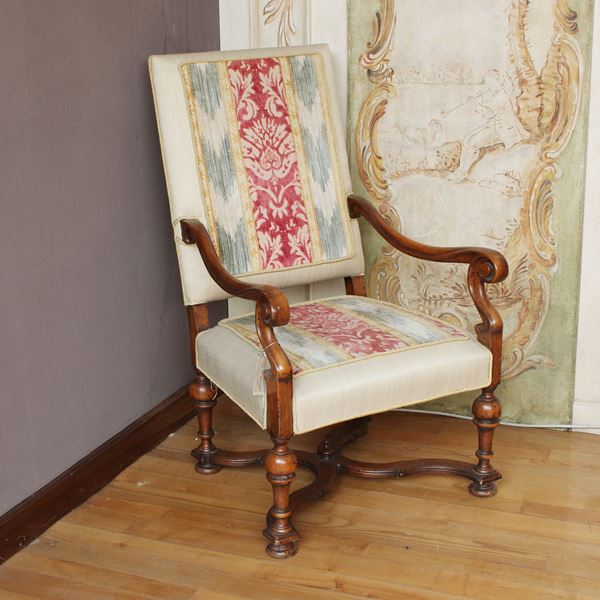 ♦ Poltrona in legno tinto noce