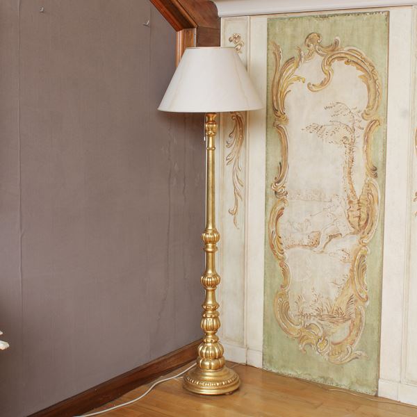 ♦ Lampada da terra in legno dorato