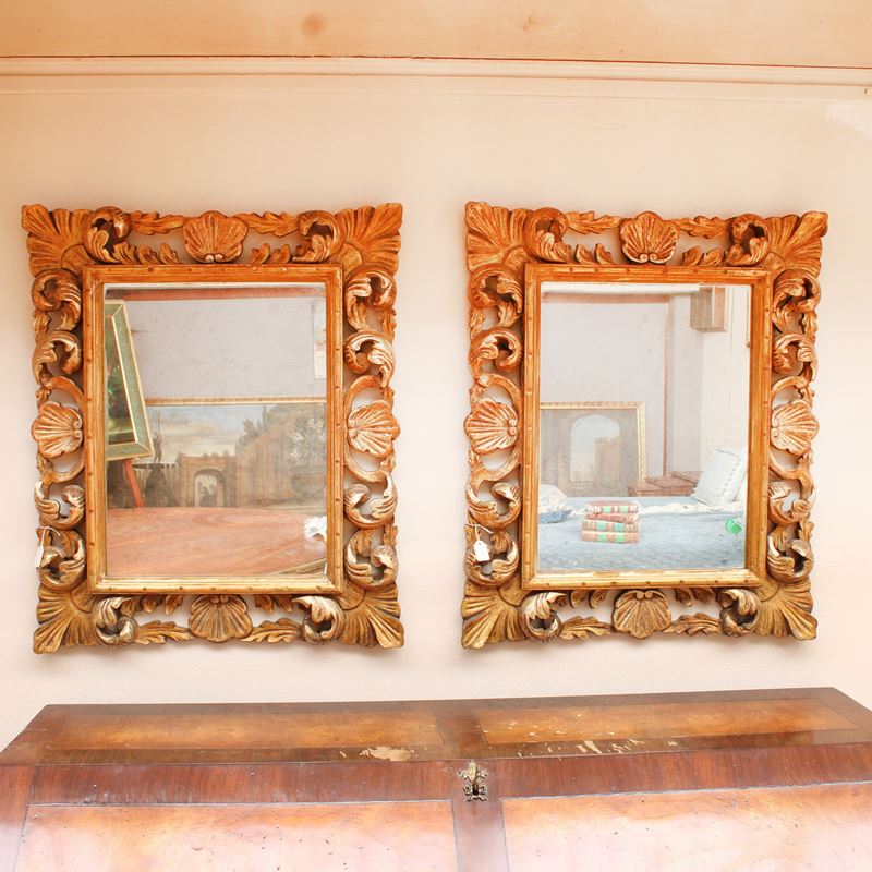 ♦ Coppia di specchierine in legno dorato  (Italia, XX sec.)  - Asta Gli Arredi di Villa "Le Marchesane" - San Luca Casa d'Aste