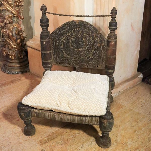 Sedia bassa in legno