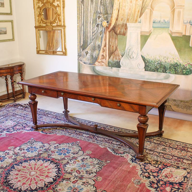 ♦ Scrivania in ciliegio  (Italia, XX sec.)  - Asta Gli Arredi di Villa "Le Marchesane" - San Luca Casa d'Aste