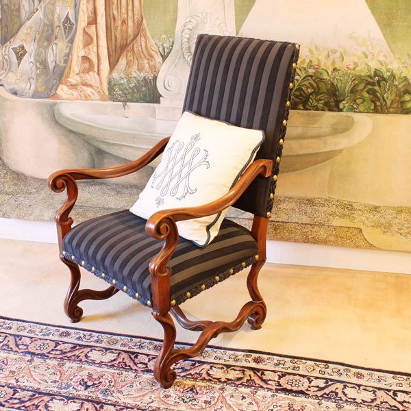 ♦ Poltrona in legno tinto noce