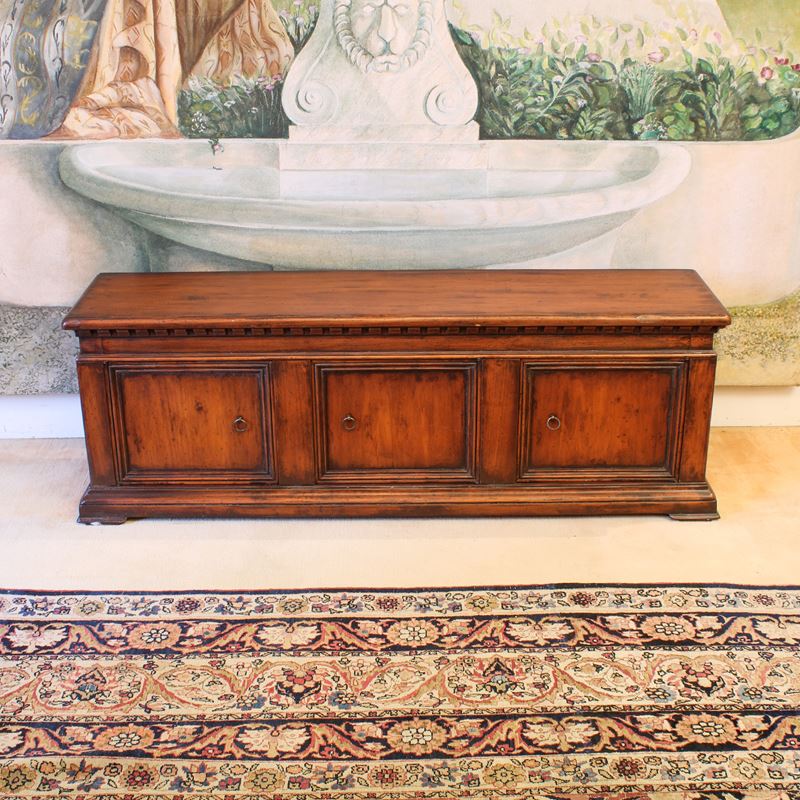 Panca in legno tinto noce  (Italia, XX sec.)  - Asta Gli Arredi di Villa "Le Marchesane" - San Luca Casa d'Aste