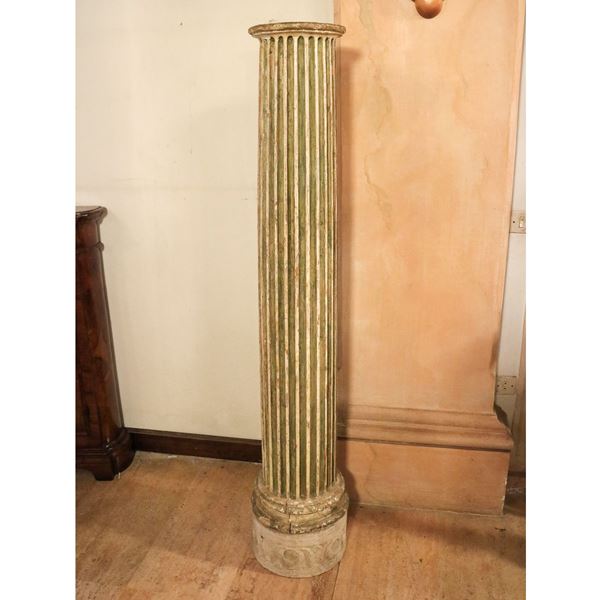 Colonna scanalata in legno laccato