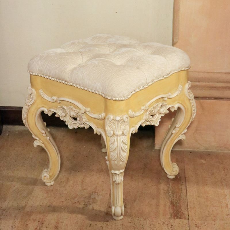 Pouff in legno laccato  (Italia, XX sec.)  - Asta Gli Arredi di Villa "Le Marchesane" - San Luca Casa d'Aste