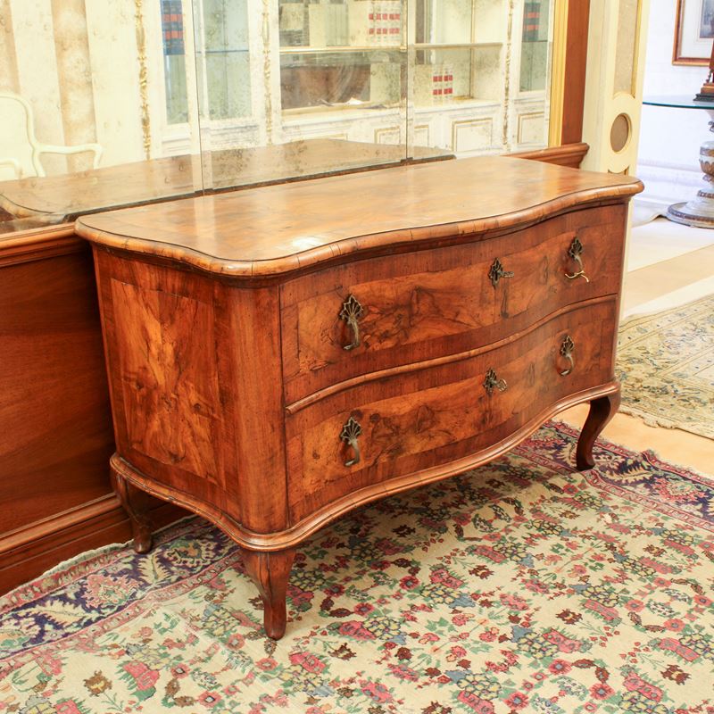 ♦ Cassettone in noce  (Italia, XX sec.)  - Asta Gli Arredi di Villa "Le Marchesane" - San Luca Casa d'Aste
