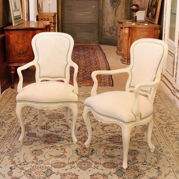 ♦ Coppia di poltrone in legno laccato