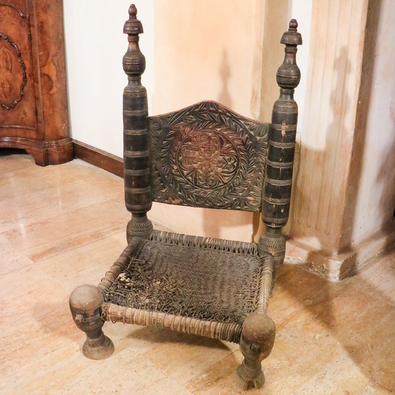 Sedia bassa in legno  (XX sec.)  - Asta Gli Arredi di Villa "Le Marchesane" - San Luca Casa d'Aste