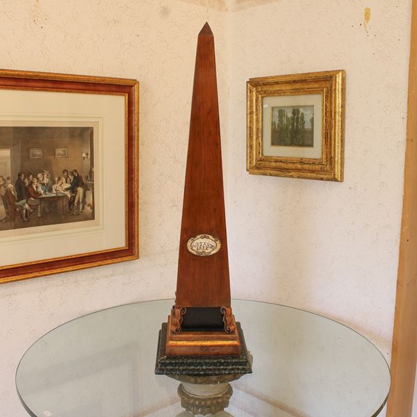 Obelisco in legno e legno dorato