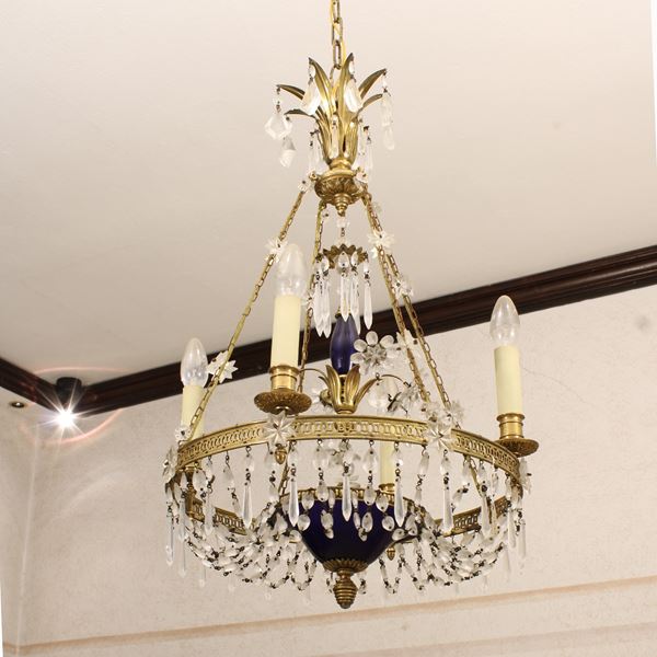 Lampadario a quattro luci in bronzo dorato e vetro opalino